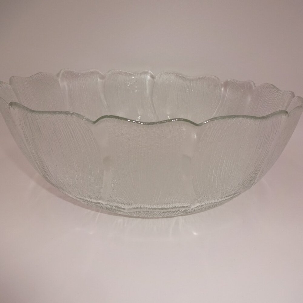 Clear Fleur by Arcoroc Round Serving Bowl Vegetable Salad Petals 10-1/2" x 4"